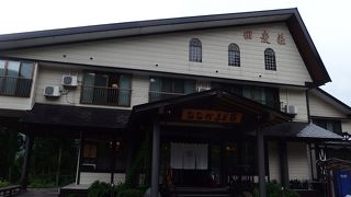 月山道路沿いの民宿のそばや