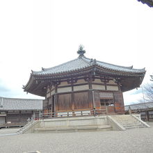 八角円堂の建物です