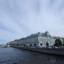 ネヴァ川とエルミタージュ美術館