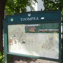 丘の頂部にあるトームペア案内図