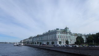 川の周りに歴史的で美しい建物がたくさんあり、写真映えします