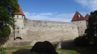 今日まで多く残されているタリン旧市街の城壁