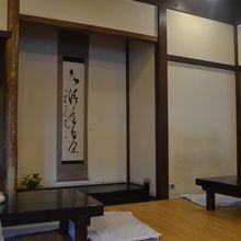 店内は古民家風で落ち着きます。