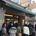 開店前から列に並んで