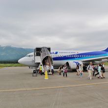 着陸後ターミナルまでは徒歩で。背後は利尻山