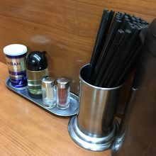 テーブルの調味料もシンプル