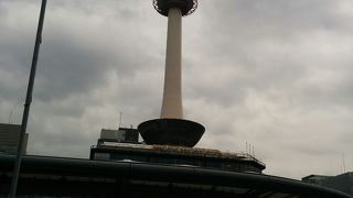 ロウソクをイメージしたタワーは京都のシンボルです