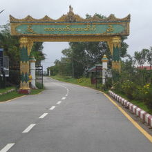 ダーウェー空港の２つある入口のうちの南側の入口の門です。