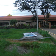 ダーウェー空港の表玄関です。建物全体は、西側に面しています。