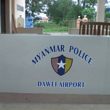 空港の入口には、警察のカウンターがありますが、誰もいません。