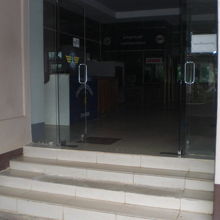 ダーウェー空港の入口です。ドアーは開放されていますが、暗い。