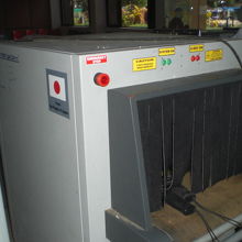 空港内の保安設備は、日本製です。側面に、日の丸が見えます。