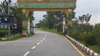 ダーウェー空港は、ダーウェー市街地から北東に、約６ｋｍほどの距離にある空港です。