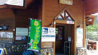 美術館や観音像に隣接する小さな道の駅