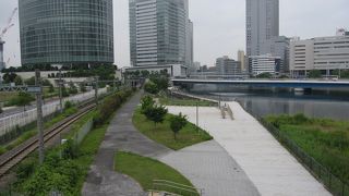貨物線と帷子川に挟まれた細長い公園