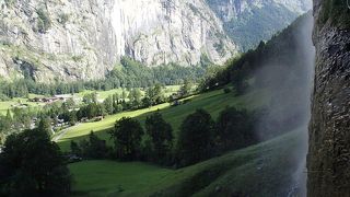 滝のすぐ横まで行けます