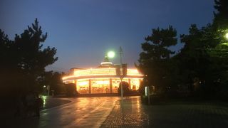 夜の遊園地