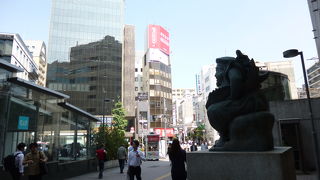 恵比寿駅前に鎮座