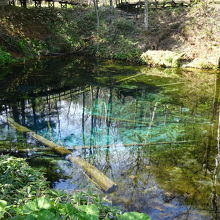コバルトブルーの湖面