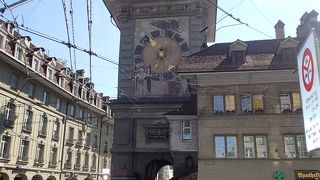 駅から見えるのは裏側