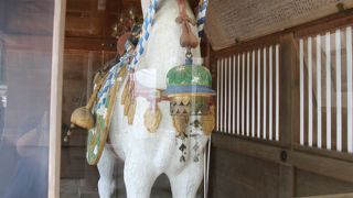 神門を入ってすぐの右手にあり絢爛豪華な装飾を施された白馬が鎮座しています。