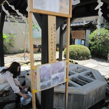 ５井戸水汲んでいるところ