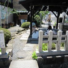 ６井戸水を飲み汲んでいる人達