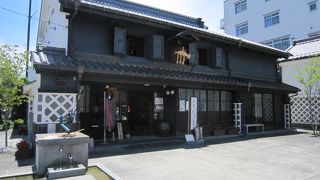 手漕ぎ式のポンプの井戸です