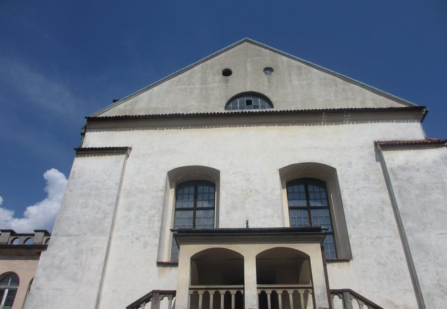 隣接した場所に墓地があったのが印象に残っています