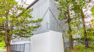 有章院霊廟二天門は改修工事のため覆い屋で全体を囲われていました。