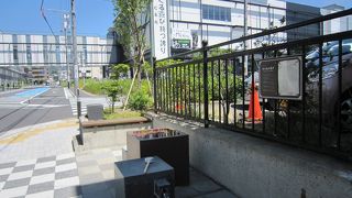 日の出の勢いで発展した地区にあります