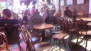 ミントジュレップを手に古き良きジャズに聞き入る