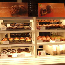 ロイズベーカリーのショーケース