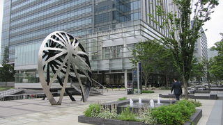 グランモール公園と垂直に交差する通り