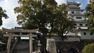城を見上げる神社