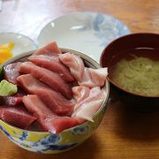 「まぐろ丼」と「まぐろだけ丼」があります