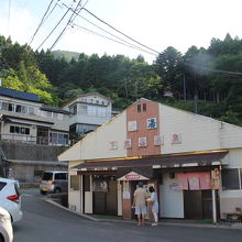 遊歩道の近くにある共同浴場