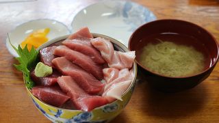 「まぐろ丼」と「まぐろだけ丼」があります