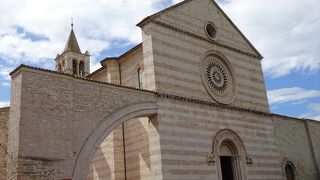 大理石の威風堂々とした教会