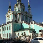 キエフ中心部の北東にある、エメラルドグリーンが可愛い教会