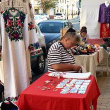 売りながら手仕事をする