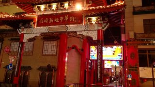 夜の８時半も過ぎると、閉店する店が多い