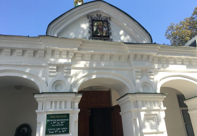 ペチェールシカ大修道院内にある洞窟寺院の遠い方