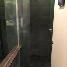 シャワー室は狭かった