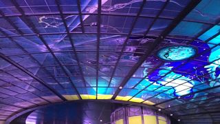 改札を出た方が綺麗です