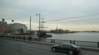 帆船が見える橋