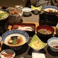 夕食は揚げ物、茶碗蒸し、ご飯以外はほぼ先に並べられてます