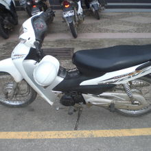 ダーウェーのバイクタクシーです。ヘルメットはあるのでしょうが