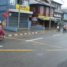 ダーウェーの街中には、バイクタクシーらしきバイクが多いです。