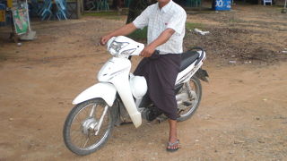 ミャンマーのダーウェーでは、バイクタクシーが庶民の身近な交通手段です。タクシーと呼ぶべきなのでしょう。